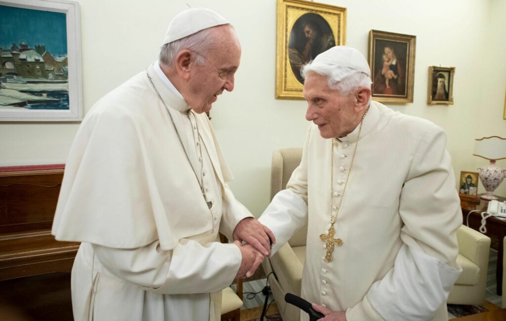 Paus Franciscus en emeritus-paus Benedictus