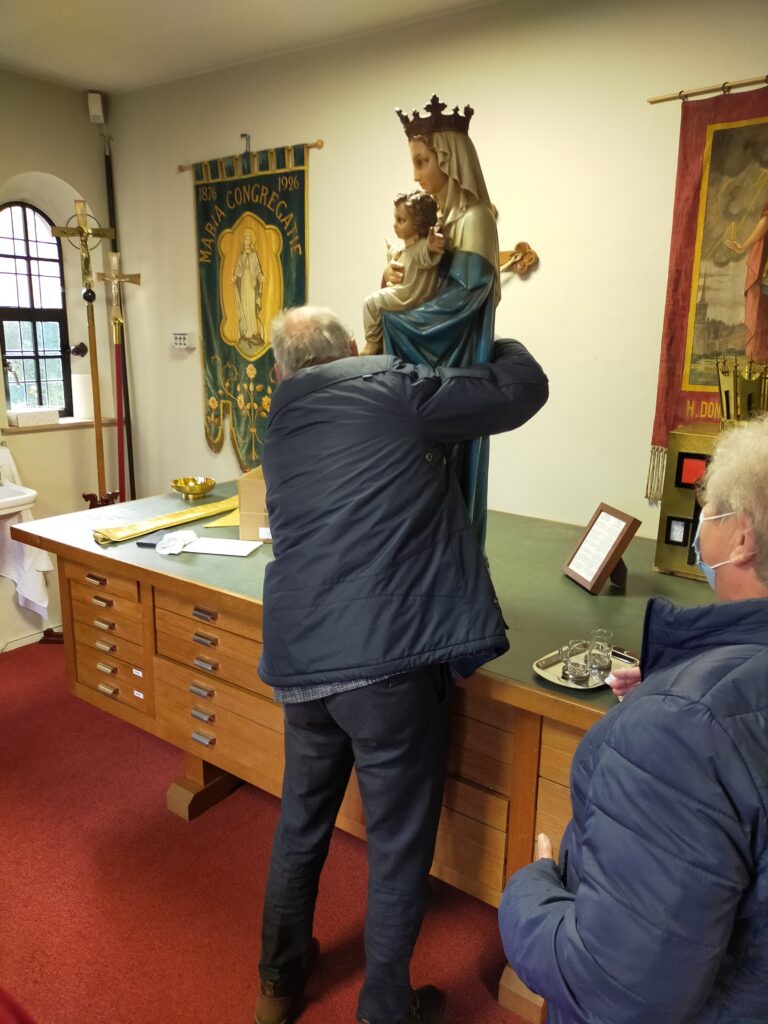 Wim Smolders neemt het Mariabeeld mee terug naar Biezenmortel
